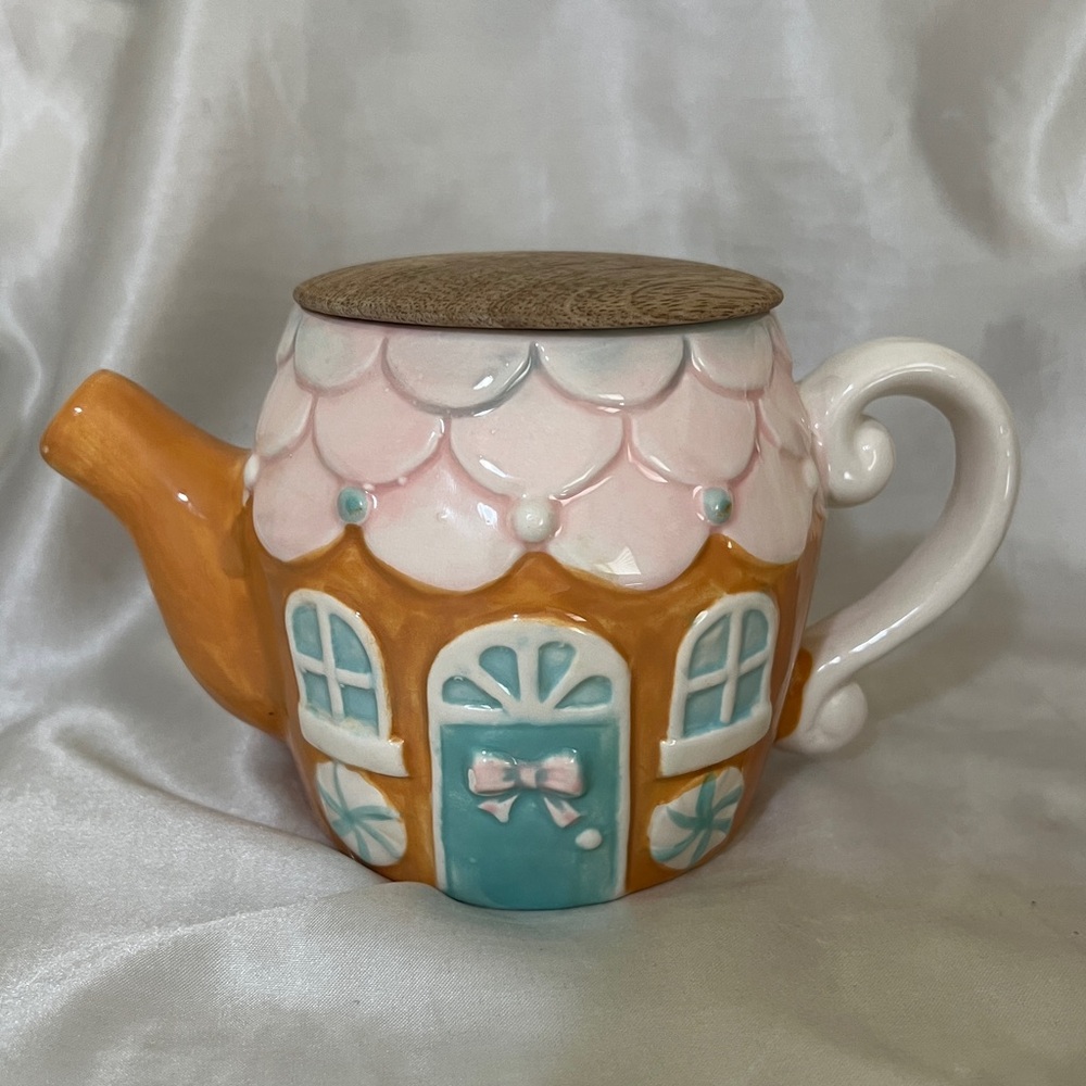 Charming Cottage Teapot with Lid